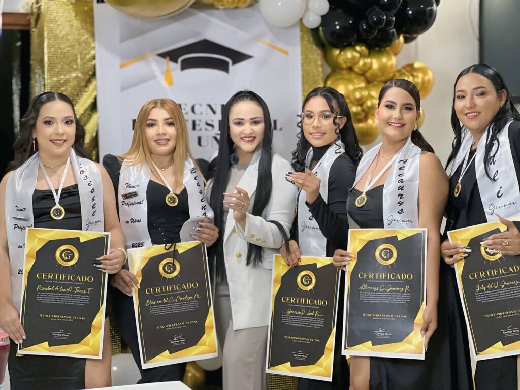 Alumnas con certificado en mano
